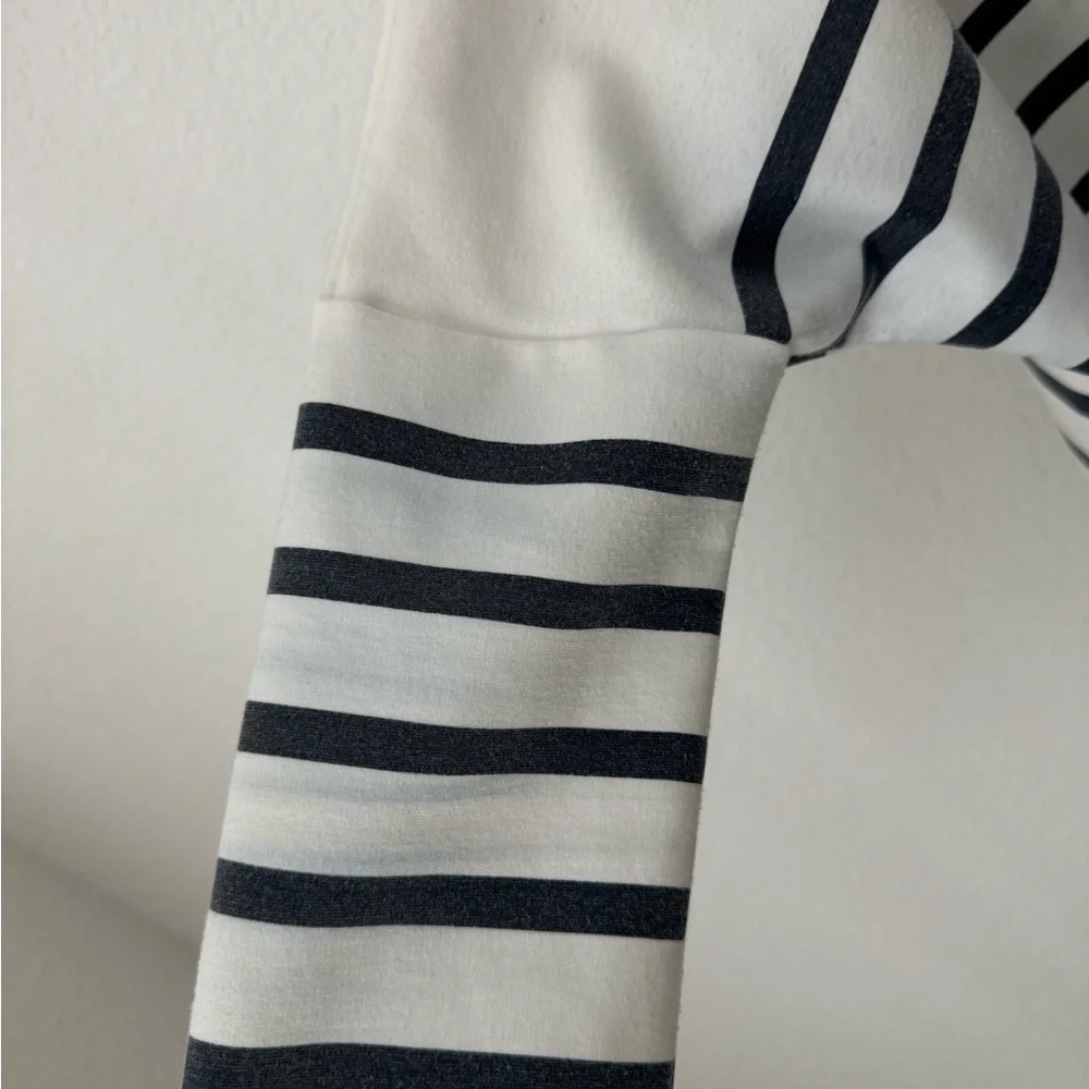 Tuckernuck Pomander Place Striped
Evie Swing Sweatshirt - One Size - Picture 9 of 15